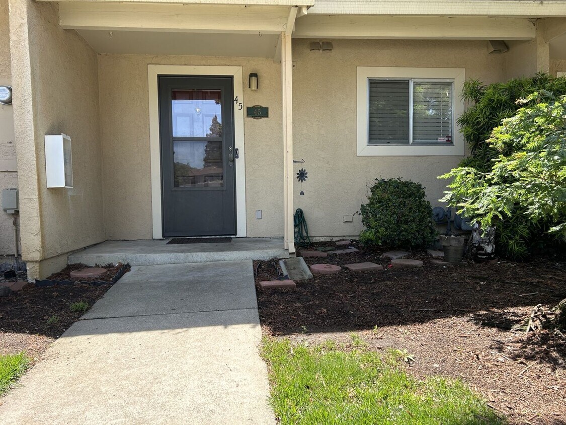 Foto principal - 2 Bedroom, 1.5 Bath 1,080 Square Foot Condo