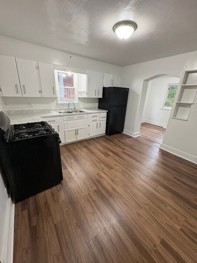 Building Photo - 1304 Decker Ave