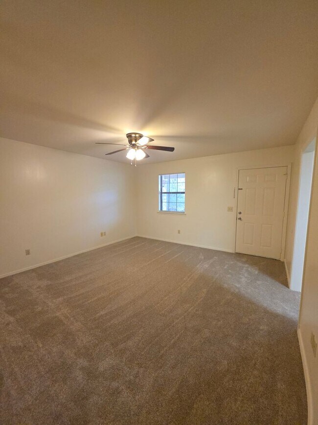 Foto del edificio - 611-615 N Greenwich Ave