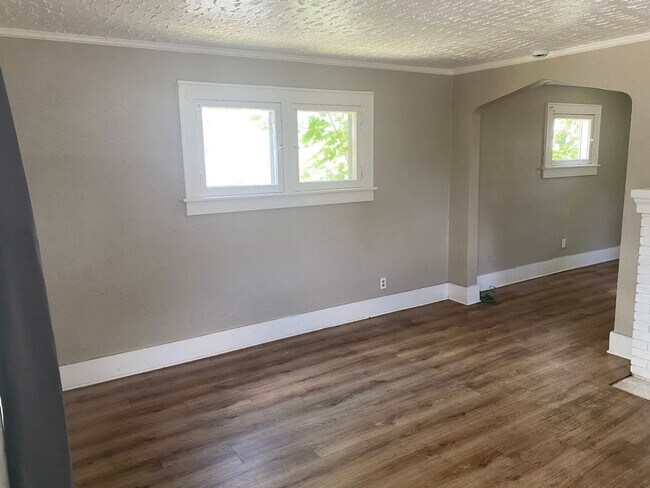 Building Photo - Spacious 3-Bedroom Home for Lease in Akron