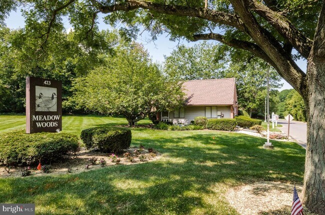 Foto del edificio - 709 Meadow Woods Ln