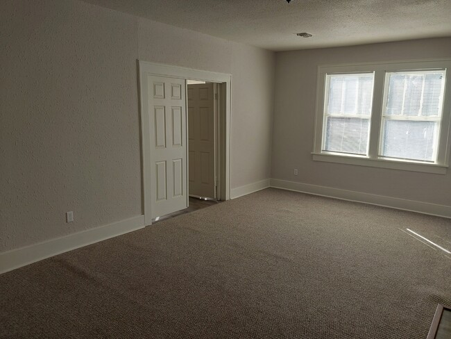 Building Photo - 1500 Maple St