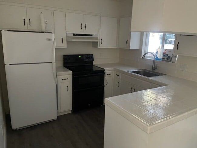 Building Photo - Beautiful remodeled unit behind Safeway in...