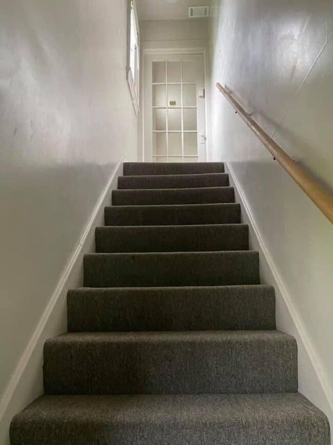 Building Photo - 720 SE Riverside Dr