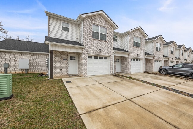 Building Photo - South Maple Townhomes