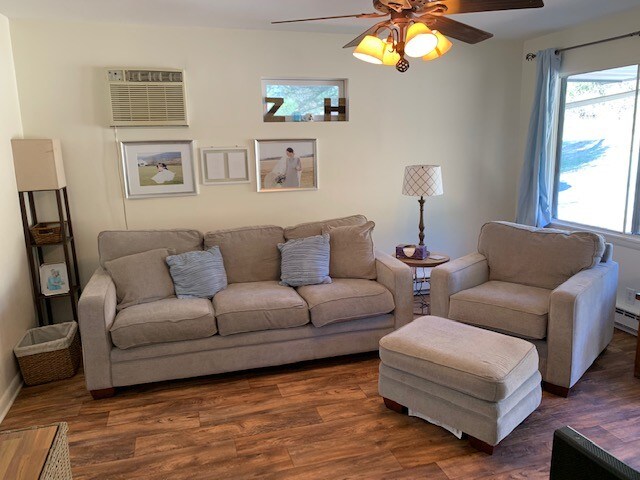 Foto del edificio - 1705 Willow Dale Ln