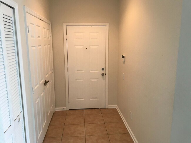 Building Photo - Must-See 3 Bedroom / 2 Bathroom Condo in B...