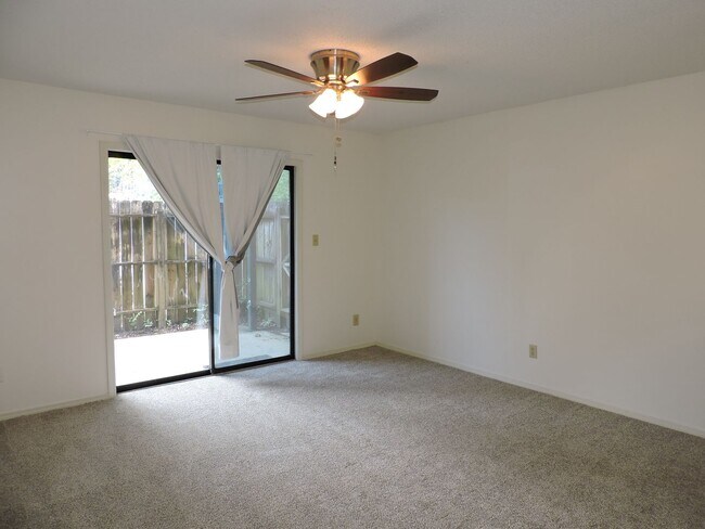 Building Photo - Convenient to schools, beaches, & shopping