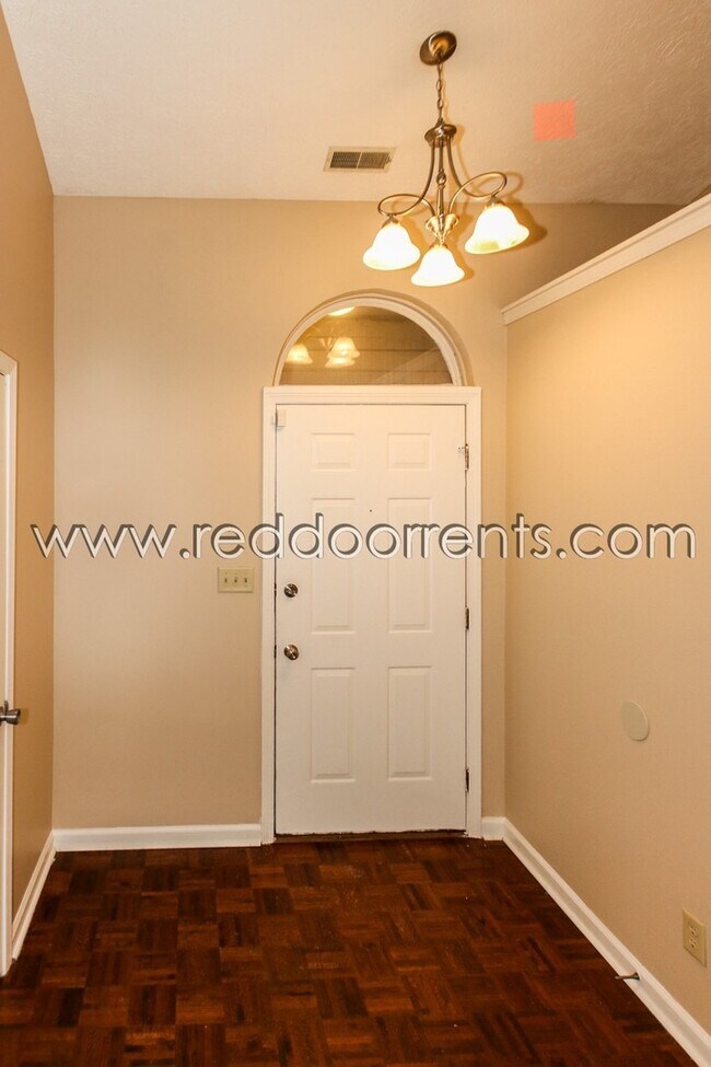 Foto del edificio - Coming Soon! - Beautiful 3-Bedroom, 2-Bath...