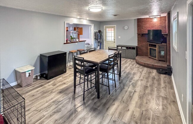 Building Photo - Charming Fully Updated 3-Bedroom Home with...