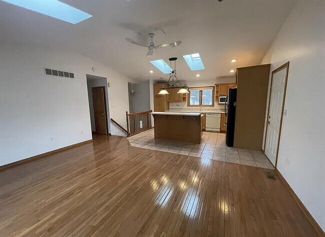 Building Photo - ELEGANT OAKSIDE HOME