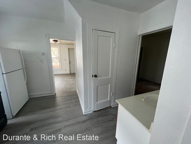 Building Photo - 2 br, 1 bath House - 413 Parkview Drive Lower