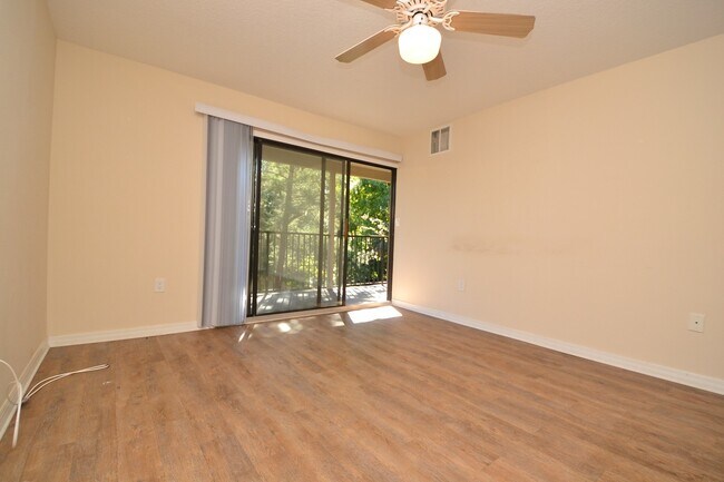 Foto del edificio - Lovely Winter Springs Condo ~ Vinyl Plank Flooring and Large Screened Patio!