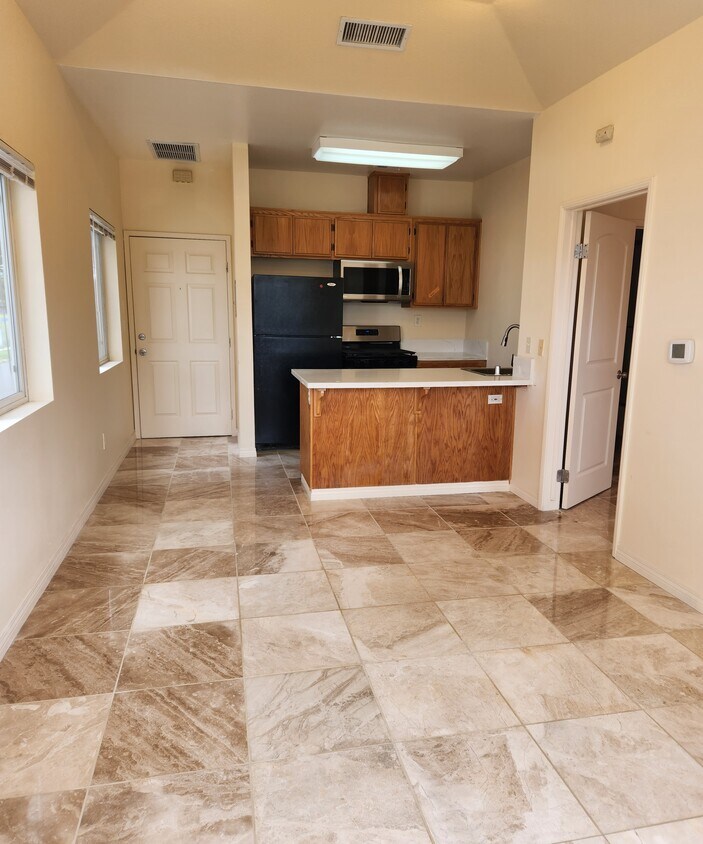 Foto principal - 6730 Balboa Blvd