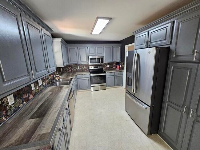 Building Photo - Huge Backyard on this Cute Bungalow