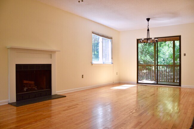 Building Photo - 105 Hidden Valley Dr