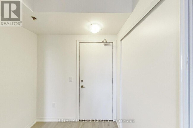 Photo du bâtiment - 560 N Service Rd