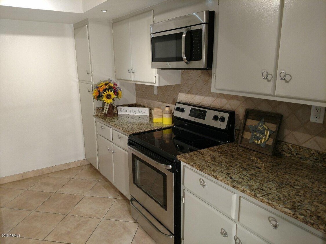 Primary Photo - 3825 E Camelback Rd