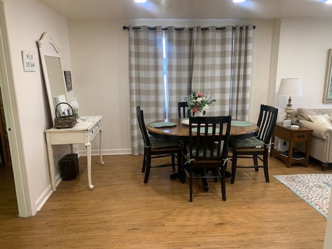 Foto del edificio - $2,350 Furnished or $2,150 Unfurnished, Three Bedrooms, Two Baths Duplex available now!