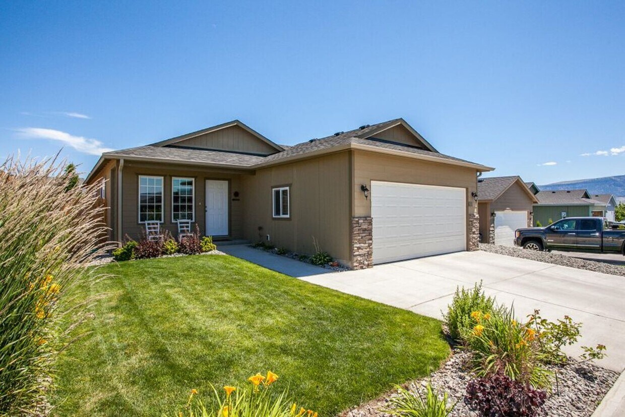 Foto principal - Beautiful 3 bed/2 bath rambler!