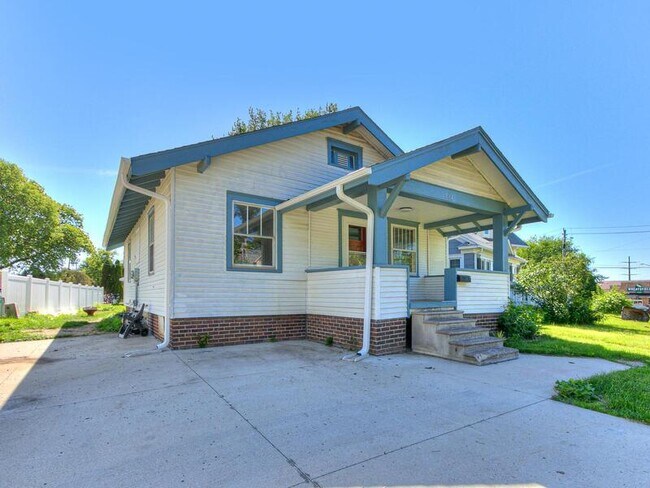 Building Photo - 514 Northwestern Ave