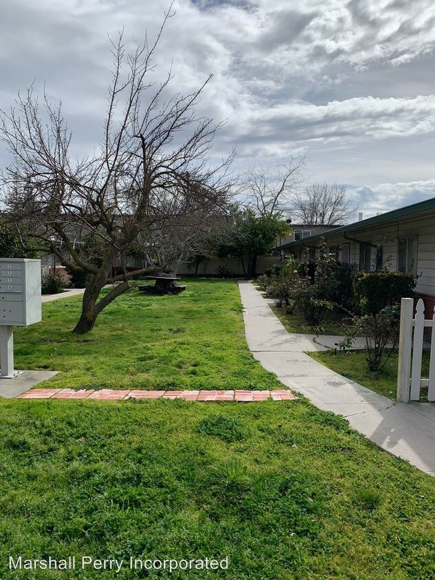 Primary Photo - 1 br, 1 bath Apartment - 1326 Leonard Ave. #4