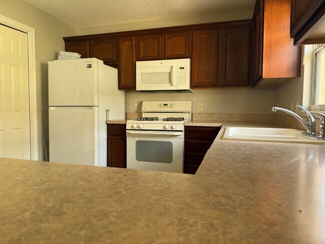 Foto del edificio - Beautiful 2-Bedroom, 2-Bathroom Home for R...