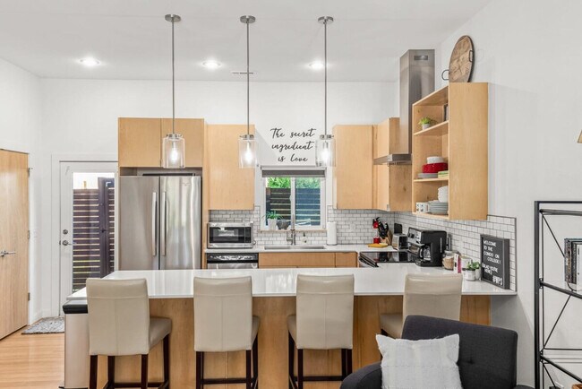 Foto del edificio - 352 W 5th St