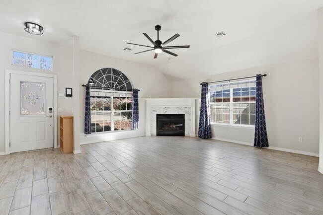 Foto del edificio - 4900 Cypress Lake Dr