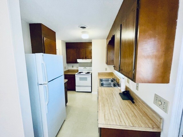 Building Photo - 2100 Brickhaven Dr