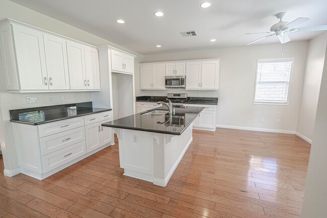 Building Photo - COMING SOON! 3 Bedroom Home for Rent in Sa...