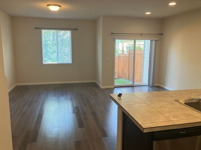 Building Photo - Three Bedroom Townhouse in South Salem