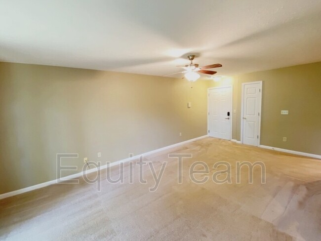 Building Photo - 4480 Mayhew Ave