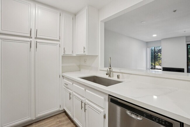 Interior Photo - 315 South Virgil Ave