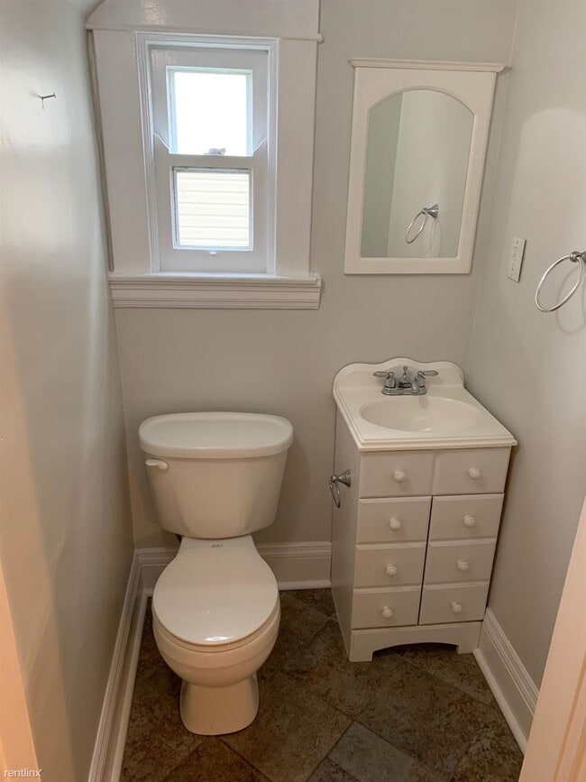 Building Photo - 3 br, 1.5 bath House - 2899 Markbreit Ave