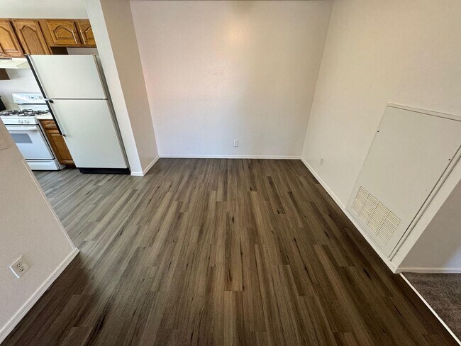 Building Photo - SPACIOUS 2 BEDROOM, 2 BATH CONDO IN PRIME ...