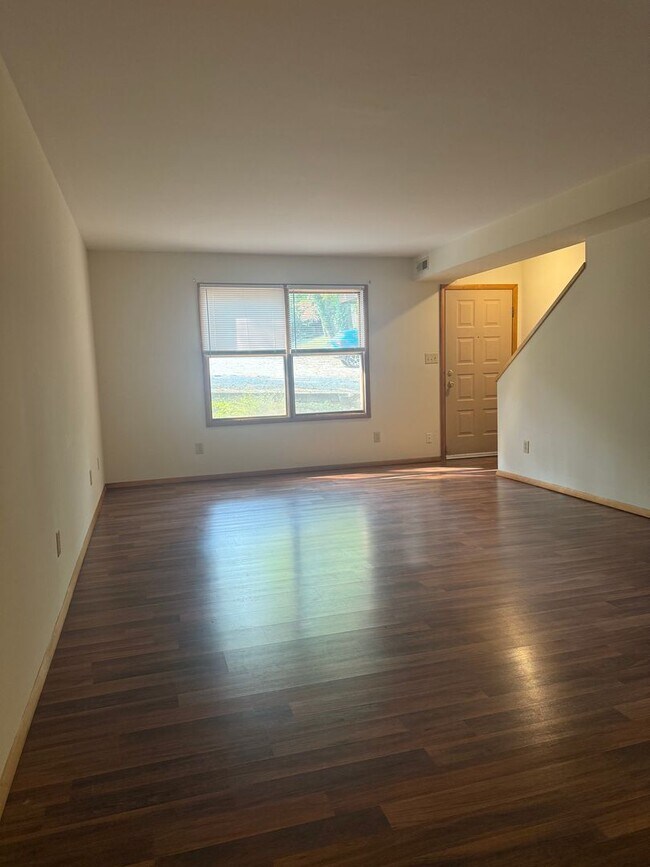 Foto del edificio - PRICE REDUCED! 2 Bedroom, 1.5 bath Townhou...