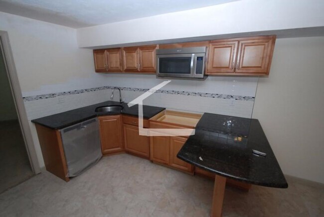 Foto del edificio - Large Unit on Cleveland Circle. In-Unit Wa...