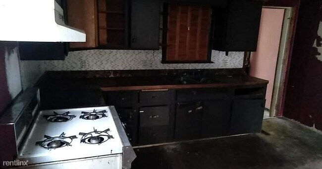 Building Photo - 2 br, 1 bath House - 10 Elm Street