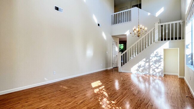 Building Photo - 4BD/2.5BA Spacious Family Home in Prime Sa...
