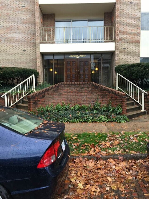 1127 13th St, Huntington, WV 25701 Condo for Rent in Huntington, WV