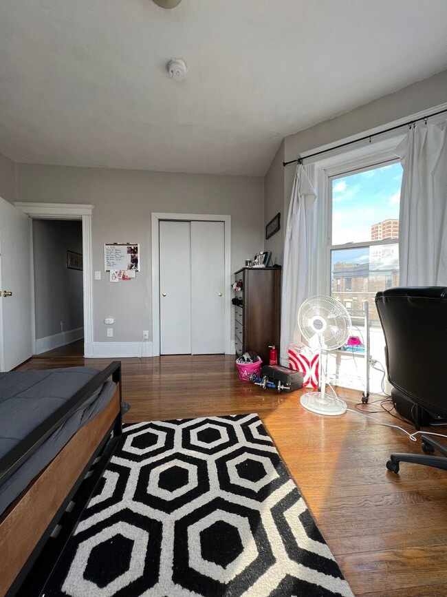 Building Photo - Bright and spacious 1 bedroom