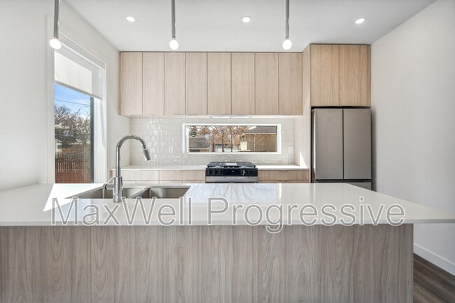 Building Photo - 9017-9093 93 St NW