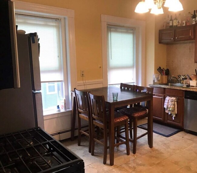 Building Photo - 111 H St