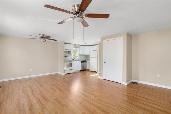 Building Photo - 37 Messer St