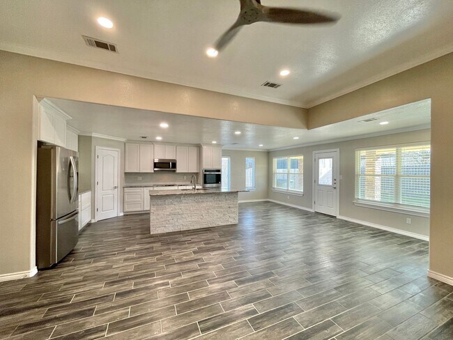 Foto del edificio - Viewable March 15th!