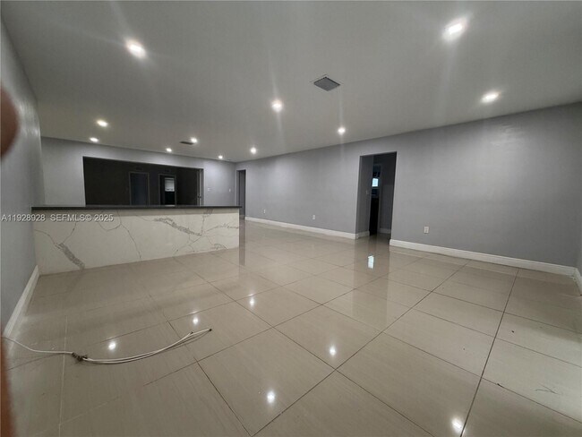 Foto del edificio - 45 NW 99th St