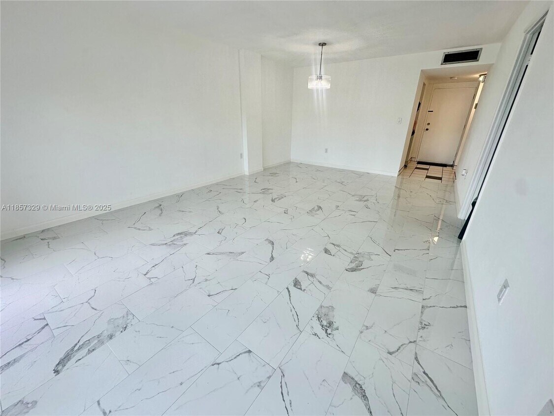 Foto principal - 15600 NW 7th Ave