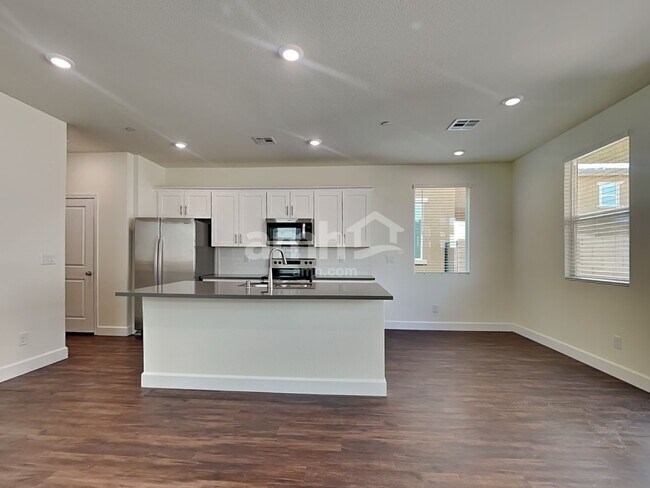 Building Photo - 128 Charmante Tulip Lane