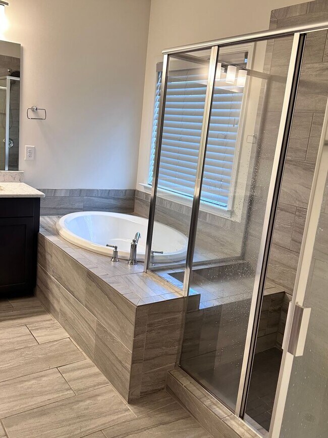 Foto del edificio - 15217 Shallow Ridge Rd